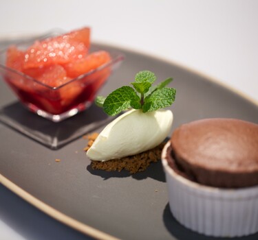 Chocoladesoufflé met gemarineerde grapefruit