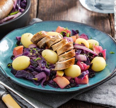 Winters pannetje met rode kool, krieltjes, saucijsjes, appel en venkel