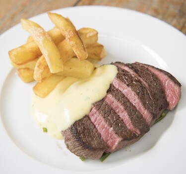 Steak bearnaise met gebakken aardappels en gespleten haricot verts