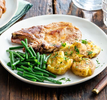 Geprakte aardappel met karbonaadjes en haricot verts