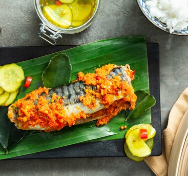 Indische makreel met witte rijst en komkommersalade