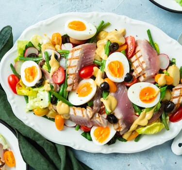 Salade niçoise met gegrilde tonijn