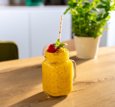 Zomerse smoothie met mango en banaan