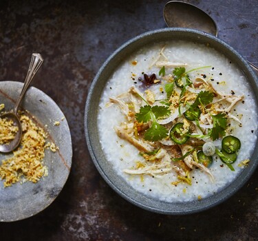 Rijstsoep met kip, gember en gedroogde garnalen 