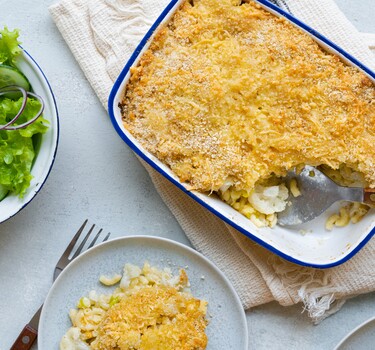 Macaronischotel met prei, jonge kaas en bloemkool