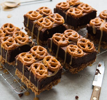 Pretzelbrownies met karamel