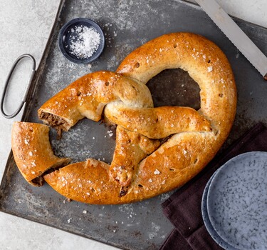 Gevulde mega-pretzel 