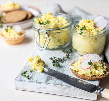 zelfgemaakte eiersalade in glazen potjes