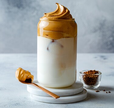 whipped coffee in een glas