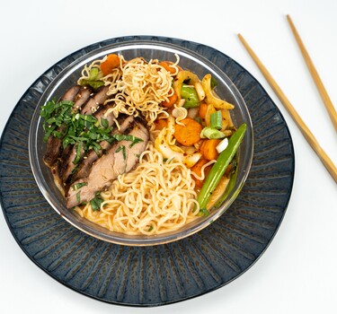 Ramen met varkenshaas van de BBQ