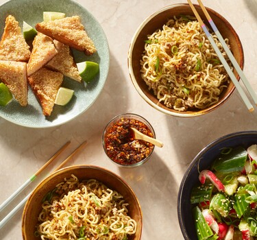 Dandan noedels, shrimp toast en Aziatische komkommersalade