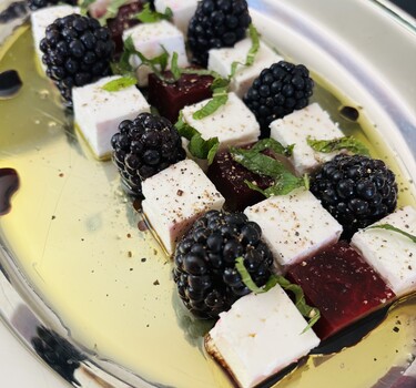 Schaakbordsalade met feta, biet & braam