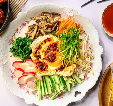 Bibimbap met crispy chili-olie eieren 