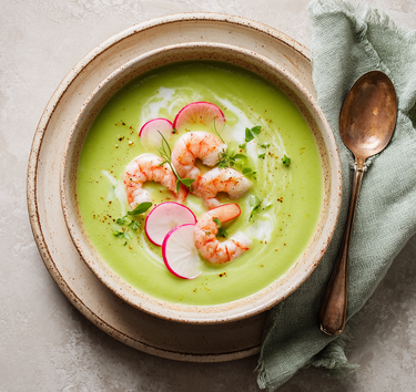 Avocado-sla-soep met gebakken tijgergarnalen