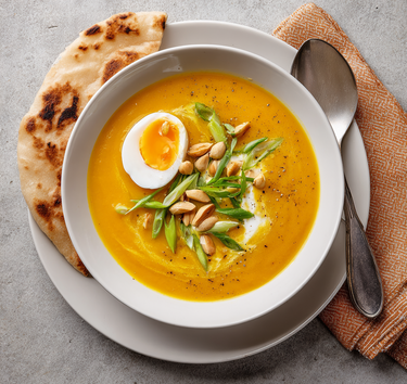 Pompoen-pindasoep met ei