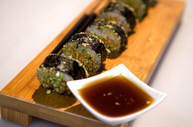 Spicy salmon sushi Miniatuurvoorbeeld