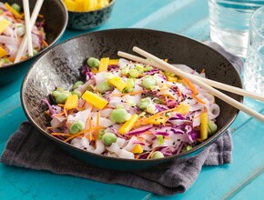 Rijstnoedels met rodekool, wortel, tuinbonen, mango en frisse kokosdressing Miniatuur