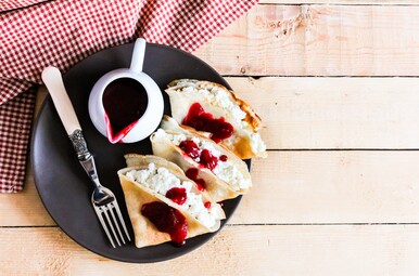 Pannenkoek met hüttenkase en bosvruchtenjam Miniatuur