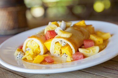Zomerse pannenkoek met watermeloen, mango, banaan en drakenfruit Miniatuur