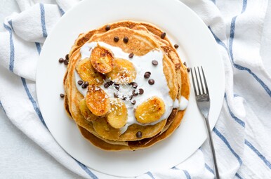 Pannenkoek met gekarameliseerde aardbei, yoghurt en chocoflakes Miniatuur