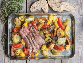 Gemarineerde biefstuk met geroosterde tomatensalade Miniatuur