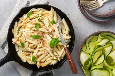 pasta met  gerookte zalmsnippers en courgettesalade