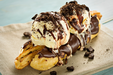 churros met chocoladesaus en roomijs