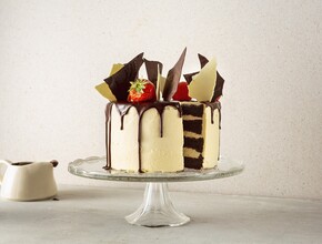 Chocolade dripcake met aardbeien
