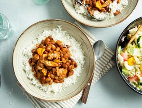 Surinaamse kip met bruine bonen
