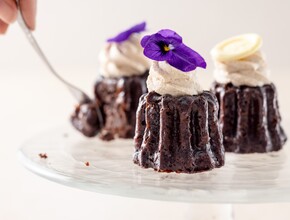 Chocoladecannelés met kaneelroom