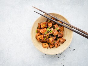 Tofu marinade met gember, honing en sojasaus 