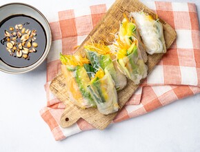 Vegan springrolls met hoisindip