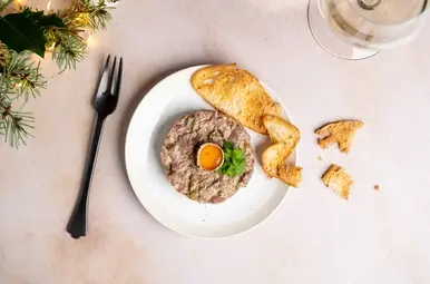 Steak tartaar met een kwarteleitje