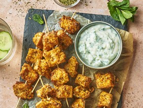 Tofu-souvlaki met vegan tzatziki op een bord