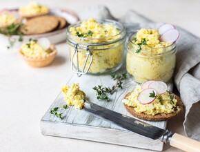 zelfgemaakte eiersalade in glazen potjes