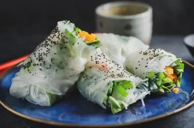 Rijstvelrolletjes met garnalen, mango, kip en biet