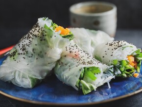 Rijstvelrolletjes met garnalen, mango, kip en biet