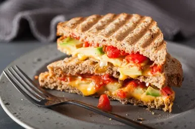 crunchy tosti met avocado en tomaat