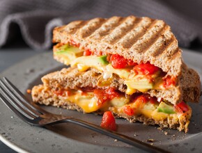 crunchy tosti met avocado en tomaat