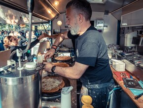 Festival TREK man in foodtruck