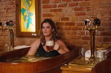 Baden in een bad van bier bij de bier-spa