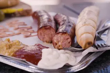 Worst met brood en sauzen 