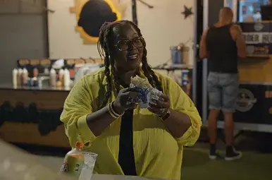 shirma haalt een snack op curacao
