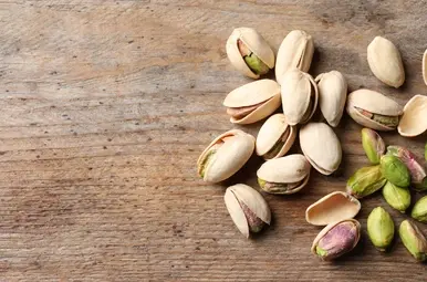 pistachenoten op een houten ondergrond