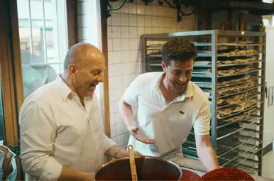 Hugo maakt samen met bakker Jocteur een gebakje klaar
