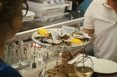 Oesters geserveerd met witte wijn