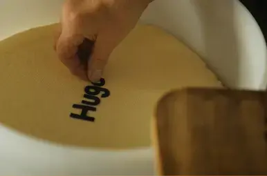 Hugo's naam wordt in de zelfgemaakte kaas gezet.