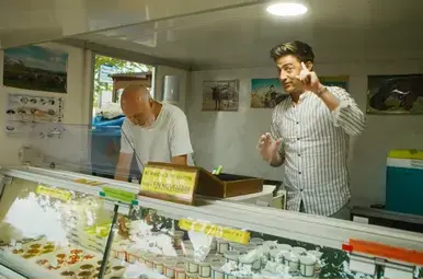 Hugo verkoopt geitenkaas op de boerenmarkt.