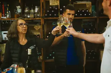 Hugo proost met de werknemers van Cave de Caluire