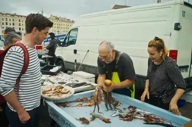Hugo koopt een levende octopus op de markt.